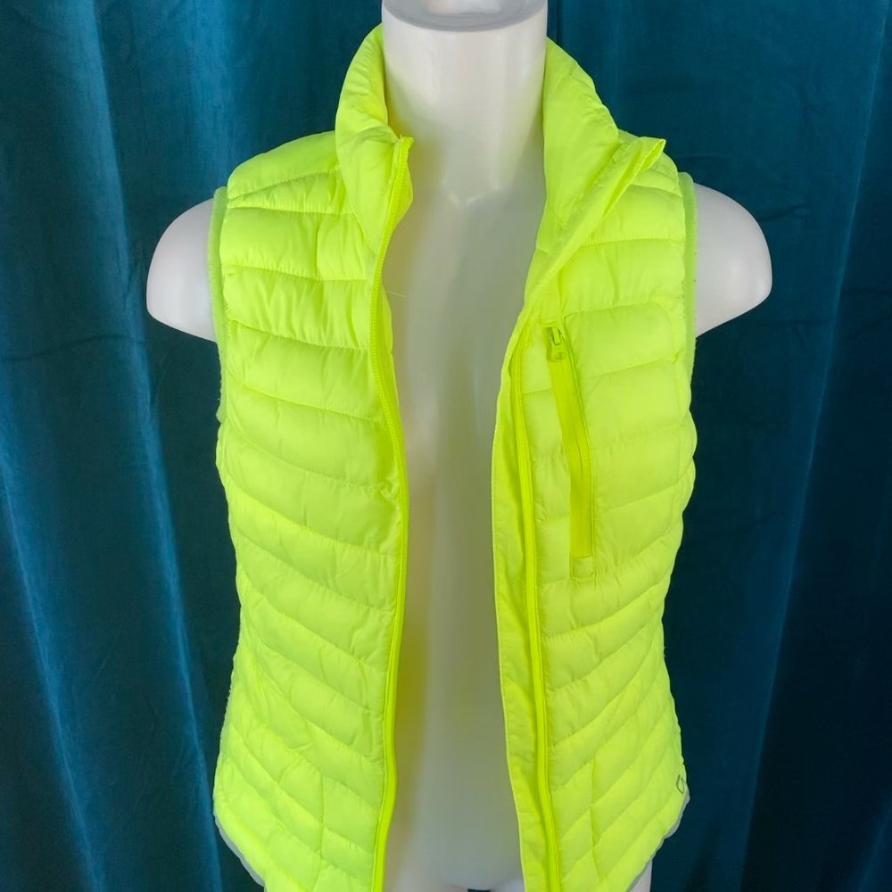 GapFit Primaloft Lightweight Puffer Vest - Picture 4 of 9